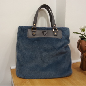 BOLSO PELO AZUL ALARGADO VERTICAL